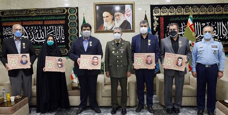   فرمانده کل ارتش نشان فداکاری را به خانواده های ۵ شهید خلبان ارتش اهدا کرد