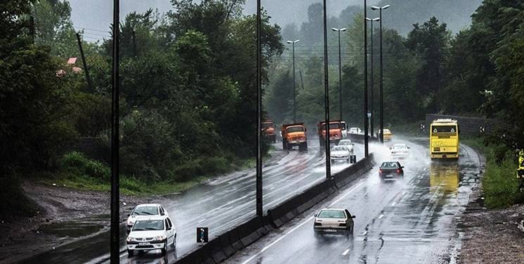   بارش باران در جاده های چهار استان