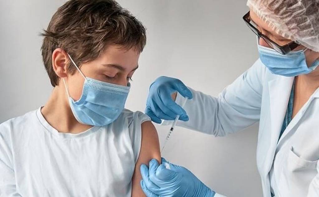 دانش‌آموزان با بیماری‌های زمینه‌ای در اولویت واکسیناسیون قرار می‌گیرند