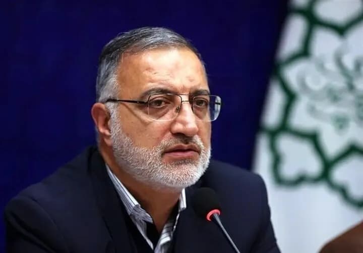 طعنه روزنامه اطلاعات به شهردار تهران: همان تاکسیهای برقی را هم نمیتوانید اداره کنید