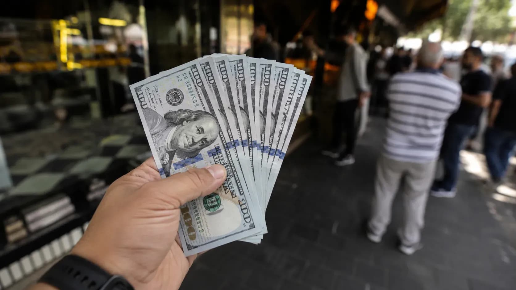 پلیس در کمین دلالان ارز و محتکران کالا / گشتهای آشکار و پنهان وارد میدان شدند