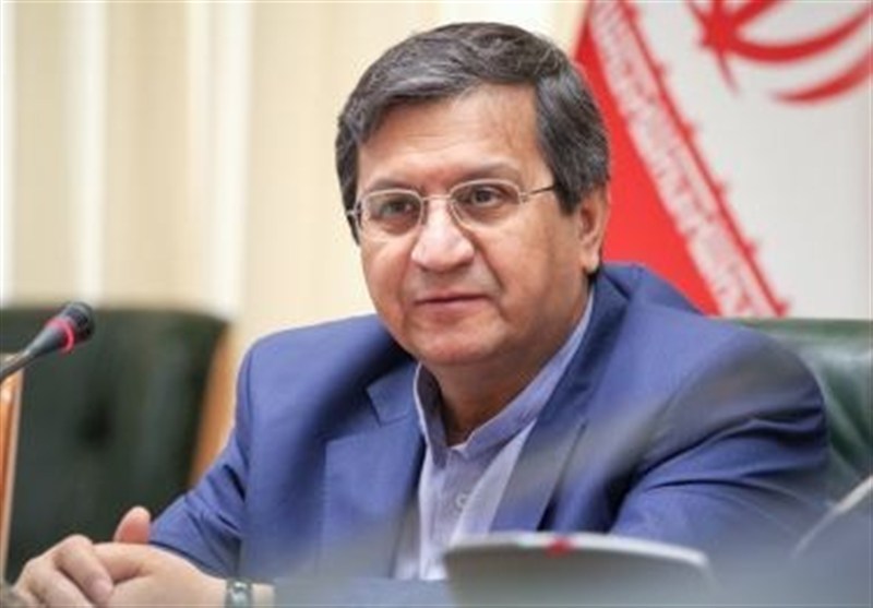 همتی: ارز داریم و میفروشیم؛ نرخ فعلی دلار کف بازار نیست