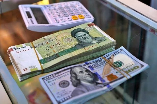 بازار رسمی دلار زیر سایه بازار غیررسمی؛ فقط 4 درصد عرضه جذب شد