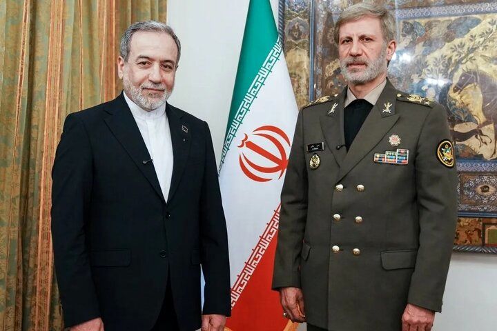 فرمانده کل ارتش به عراقچی پیام داد