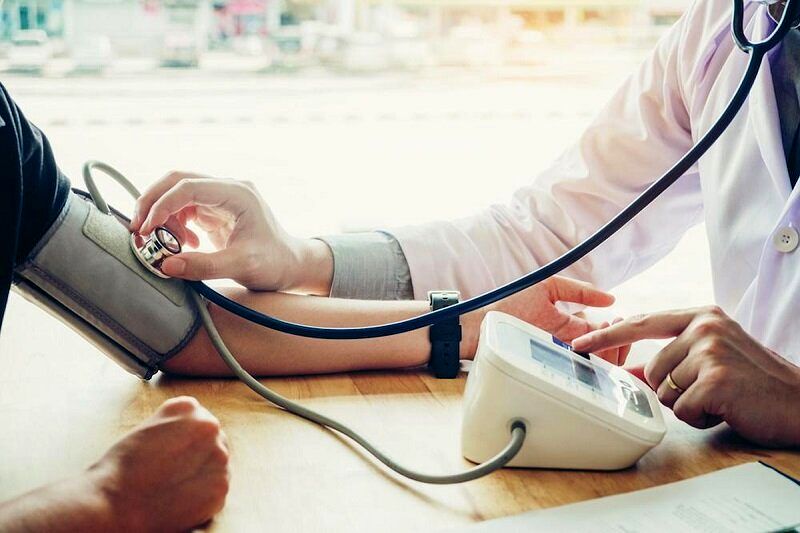 یک اشتباه ساده هنگام گرفتن فشار خون/ با این کار عدد بالاتری را می بینید