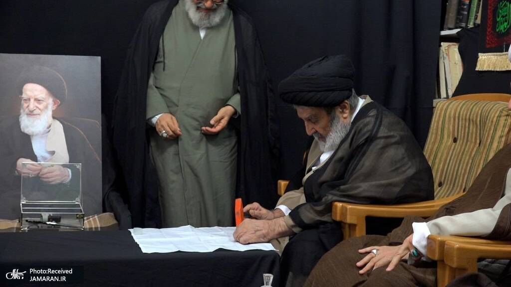 تصاویری از شکستن مهر آیت الله شبیری زنجانی پس از رحلت او



