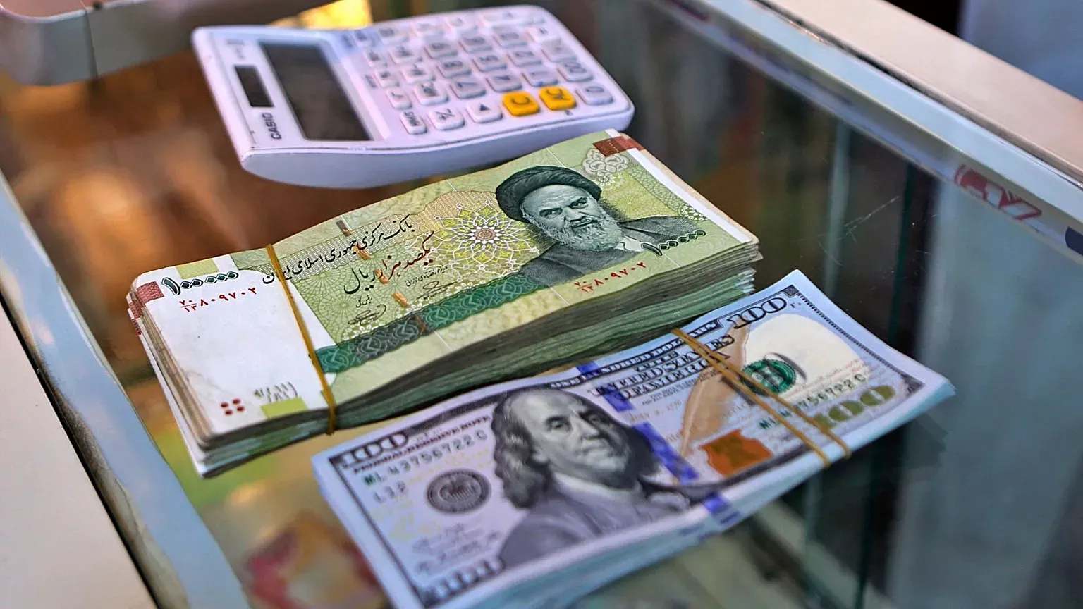 فروش ۲ میلیارد دلار برای نجات بازار یا جمع‌آوری ریال/ نقشه ارزی بانک مرکزی چیست؟