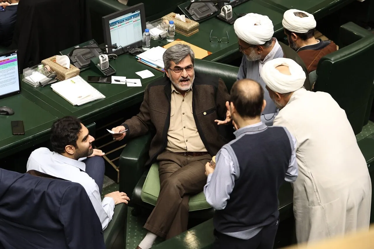 حواشی مجلس تمامی ندارد/ اطلاعات: برخی نمایندگان باید در رفتار خویش تأمل کنند/ چرا نخبگان را از بازگشت به کشور منصرف می‌کنید؟
